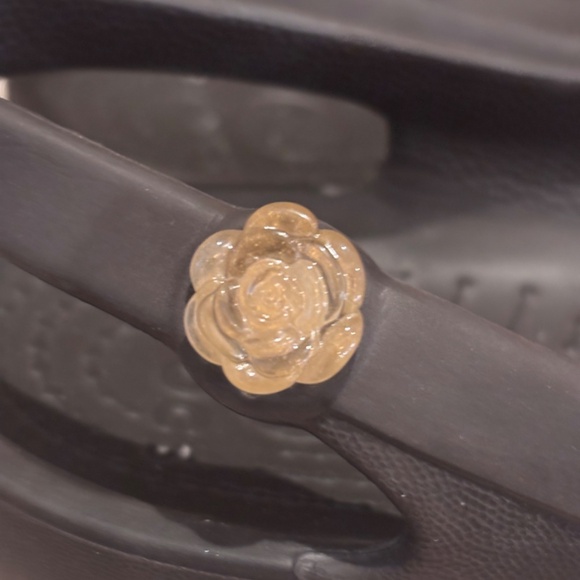 EUC Crocs Women's Jayna Slingback Ballet Flats SZ 8 w/ Flower Charm Gray Brown - Picture 8 of 11